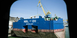 Ein Getreideschiff der Firma Nibulon, ein ukrainischer Landwirtschafts-, Schiffbau- und Transportkonzern, das aufgrund der Seeblockade nicht auslaufen kann, liegt im Hafen des Unternehmens.