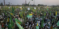 Tausende Menschen empfangen Nawaz Sharif mit parteifahren bei einer Kundgebung am Samstag in seiner Heimatstadt Lahore im Punjab.