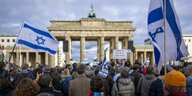 Das Brandenburger Tor, davor viele Demonstranten, einige Israelfahnen