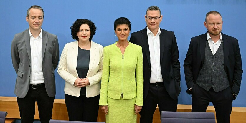 Sahra Wagenknecht und andere vor der blauen Wand der Bundespressekonferenz