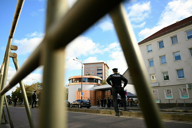 Blick durch eine Absperrung auf das Gebäude der Synagoge