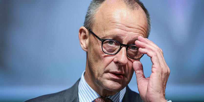 Friedrich Merz rückt seine Brille zurecht