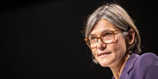 Christiane Benner trägt ihre Haare gescheitelt und eine Brille mit runden Gläsern