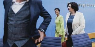 Sahra Wagenknecht zwischen Amira Mohamed Ali und Christian Leye vor der blauen Wand der Bundespressekonferenz