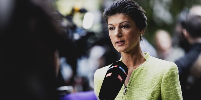 Sahra Wagenknecht spricht in ein Mikrofon