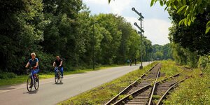 Fahrradfahrer auf einer ehemaligen Bahntrasse im Bergischen Land
