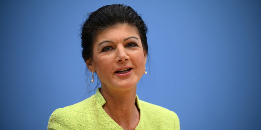 Ex-Linken-Politikerin Sahra Wagenknecht erklärt bei einer Pressekonferenz die Gründung ihres neuen Vereins