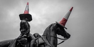 Eine Statue mit Verkehrshütchen