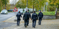 Eine Gruppe von Polizidten überquert eine Straße, 24.10.2023, Bayern, Hollfeld
