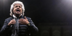 M5S-Chef Beppe Grillo spricht in eine Mikrofon