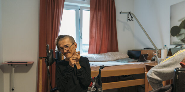 Ein Mann mit Behinderung in seinem Zimmer
