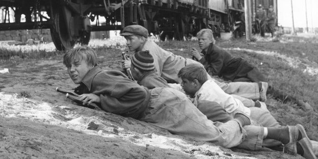 Kinder verschanzen sich vor einem Zug