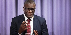 Denis Mukwege trägt ein Headset und spricht