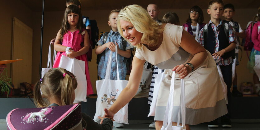 Frau Schwesig schüttelt einem Schulkind die Hand