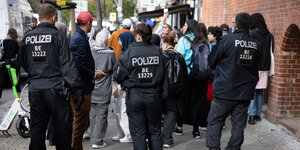 Polizei bewacht eine Gruppe an Schülern am Ernst-Abbe-Gymnasium in Berlin