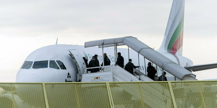 Abgelehnte Asylbewerber steigen am Baden-Airport im Rahmen einer landesweiten Sammelabschiebung in ein Flugzeug