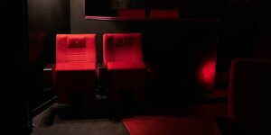 Zwei rote Kinosessel
