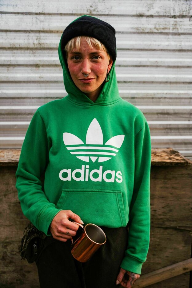 Porträt von Elli in einem grünen Adidas-Hoodie