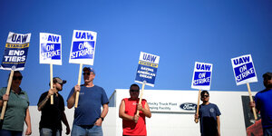 Streikende Mitglieder der Gewerkschaft UAW vor einem Ford-Werk in Kentucky