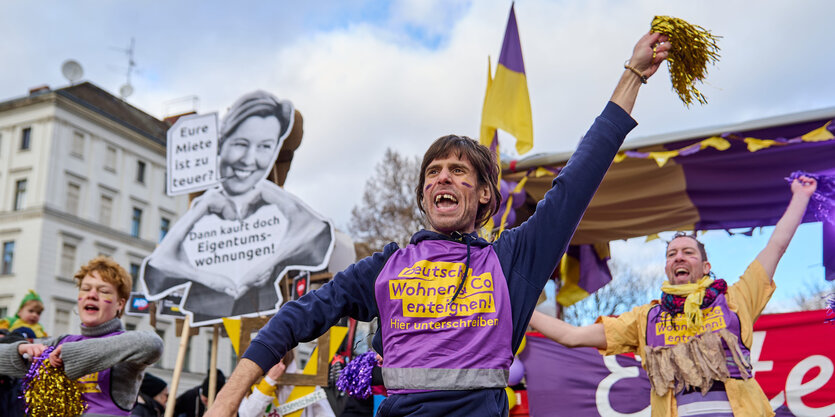 Performance der DWE-Cheerleader:innen auf dem Oranienplatz und Plakat mit Porträt von Franziska Giffey "Eure Miete ist zu teuer?