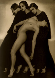 Eine nackte Frau vor drei in schwarz gekleideten Frauen