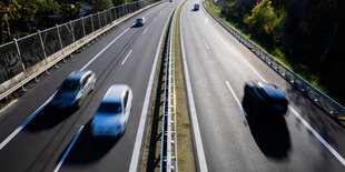 Eine leicht befahrene, in jede Richtung zweispurige Autobahn