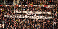 Flüchtlinge-Willkommen-Transparent im Stadion von St. Pauli