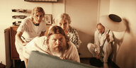 Männer und Frauen in weißer Krankenhauskleidung verstecken sich im Zimmer des Arztes Pontopidan.
