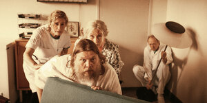 Männer und Frauen in weißer Krankenhauskleidung verstecken sich im Zimmer des Arztes Pontopidan.