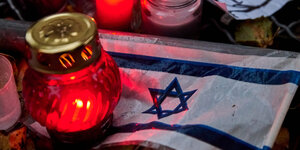 Kerzen und eine Israel-Fahne