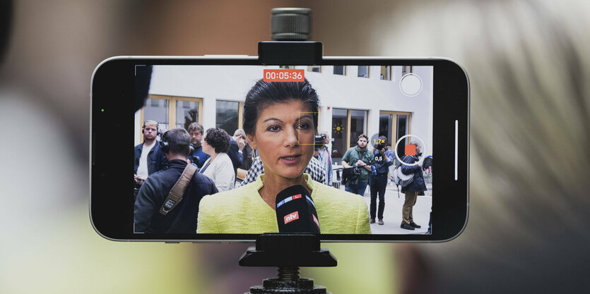 Wagenknecht im Interview auf einem Smartphone zu sehen