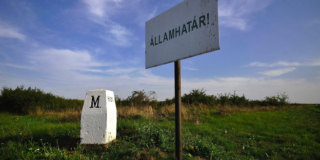 Ein Stein, der die ungarisch-rumänische Grenze markiert.