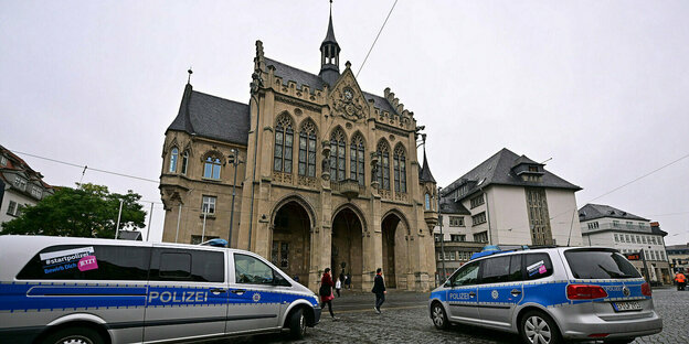 Zwei Polizeiwagen vor dem Rathaus von Erfurt