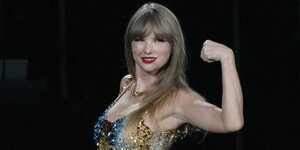 Die US-Popsängerin Taylor Swift in einem paillettenüberzogenen Body und Netzstrumpfhose