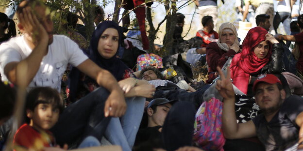 Flüchtlinge protestieren gegen Versuche der türkischen Polizei, sie aufzuhalten