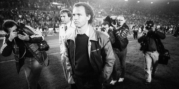 Franz Beckenbauer 1984 umringt von Fotografen