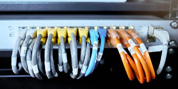 Kabel in einem Serverraum