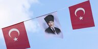 Türkeifahnen und das Portrait von Mustafa Kemal Atatürk
