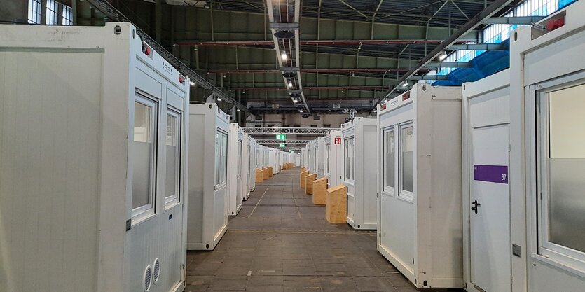 Das Bild zeigt die Container für Geflüchtete im Hangar 1 des Flughafen Tempelhofs.