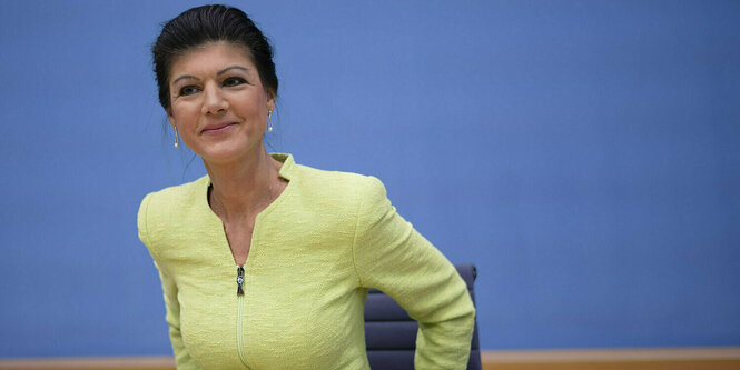 Sahra Wagenknecht vor der blauen Wand der Bundespressekonferenz