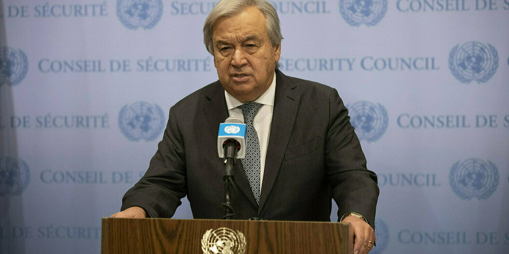 Antonio Guterres steht an einem Rednerpult und spricht