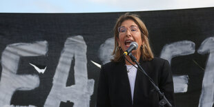 Naomi Klein spricht in ein Mikrofon