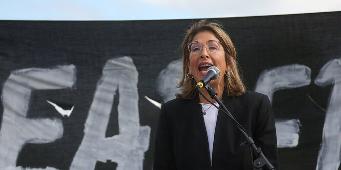 Naomi Klein spricht in ein Mikrofon