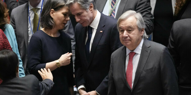 Bei der UN-Vollversammlung: Eine Frau spricht mit einem Mann sehr vertraut, ein anderer Man läuft vorbei