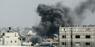 Rauchschwaden steigen über Gaza auf