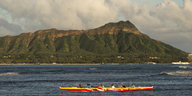 Kanu vor Berg in Honolulu