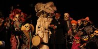 Menschen in Skelett-Kostümen feiern den mexikanischen Tag der Toten
