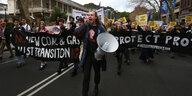 Klimaaktivisten demonstrieren vor dem Provinzparlament in Sydney am 5. Juni 2023