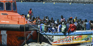 Viele Menschen sitzen in einem keinem Boot in La Restinga am Samstag, 21. Oktober