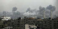 Rauch steigt über die Häuser von Gaza-Stadt
